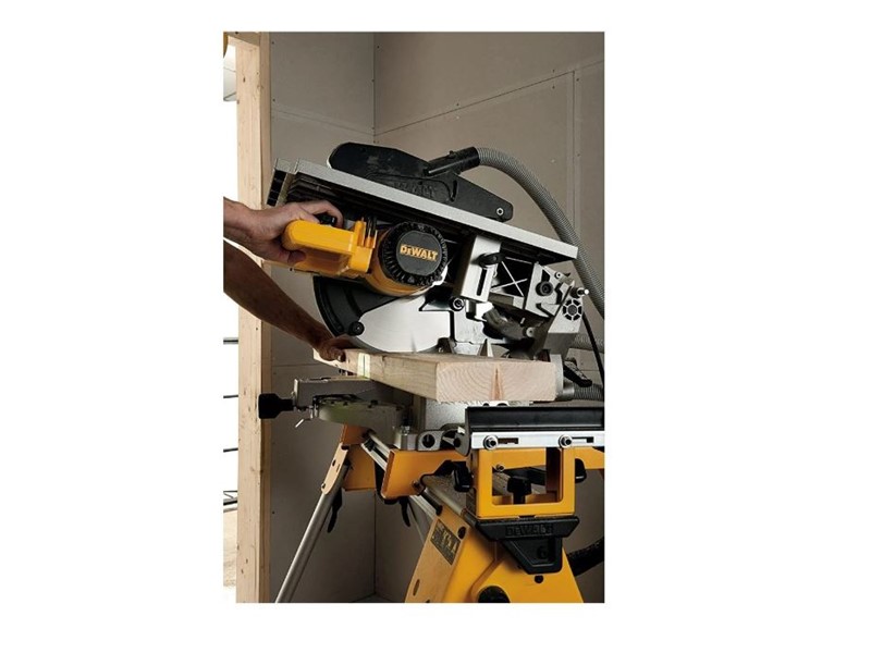 Kombinirana namizna in zajeralna žaga DeWALT D27113