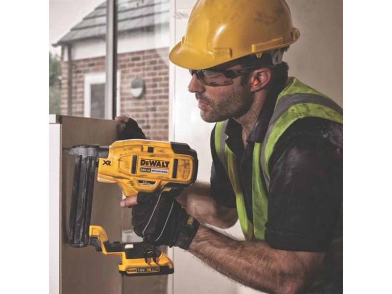 Akumulatorski žebljalnik Dewalt DCN681N