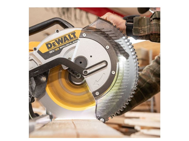 Akumulatorska zajeralna potezna žaga Dewalt DCS782N