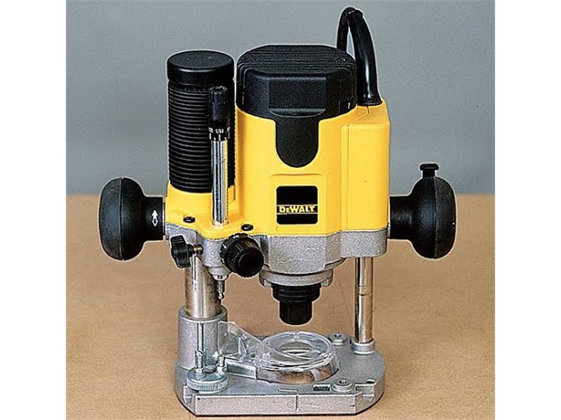Dvoročni potopni rezkalnik DeWALT DW621KT