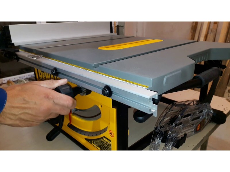 Namizna krožna žaga Dewalt DWE7492