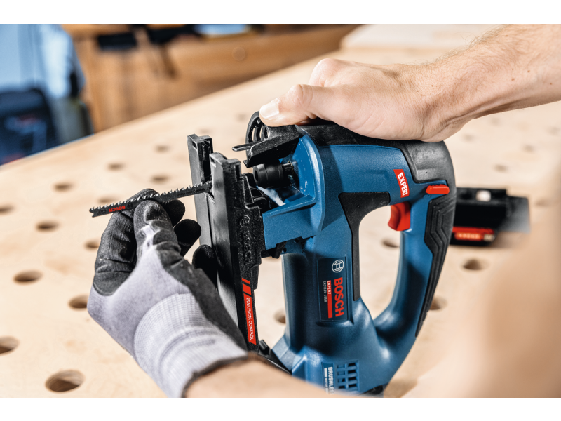 Akumulatorska vbodna žaga Bosch Expert EXST 18V-155 B, 06015B1100