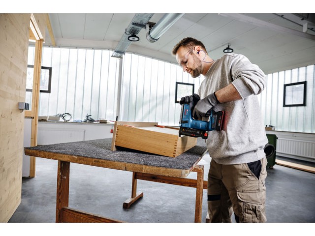 Akumulatorski žebljalnik Bosch GNH 18V-35, 0601482700