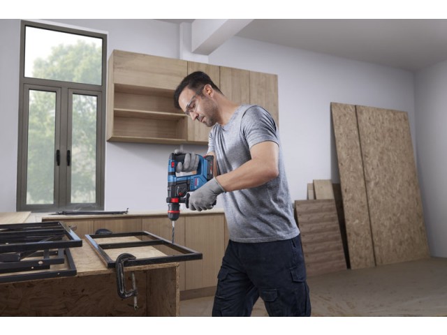 Akumulatorsko vrtalno kladivo Bosch z vpenjalno glavo ONECHUCK GBH 18V-18 X v L-BOXX, 0611927102