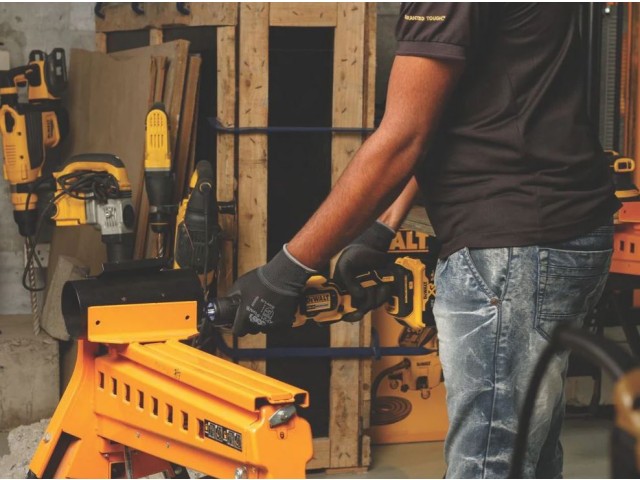  Akumulatorski premi brusilnik Dewalt DCG426P2