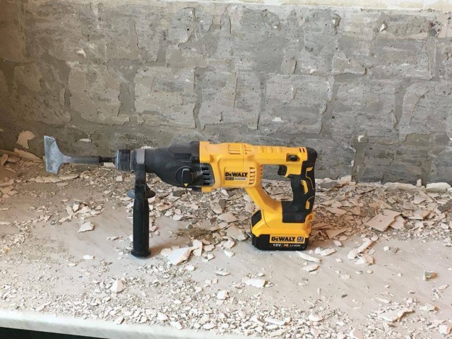 Akumulatorsko kombinirano udarno kladivo Dewalt DCH133M1