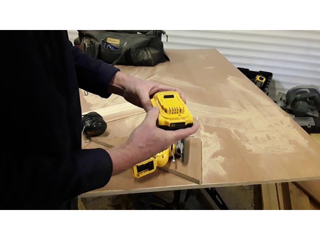 Akumulatorska vbodna žaga Dewalt DCS331N