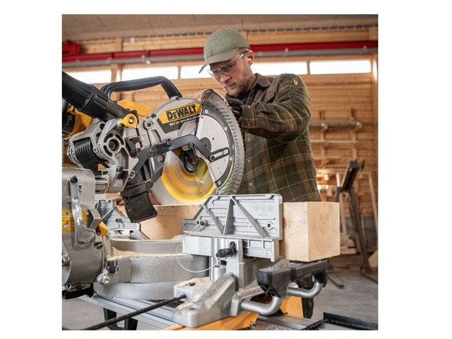 Akumulatorska zajeralna potezna žaga Dewalt DCS782N