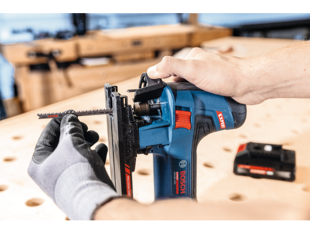 Akumulatorska vbodna žaga Bosch Expert EXST 18V-155 S, 06015B0100