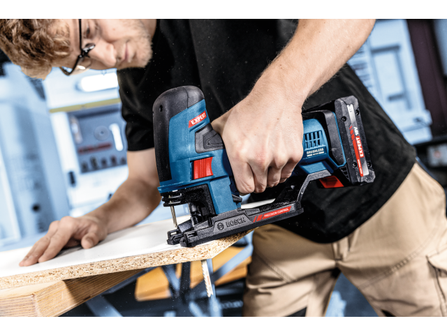 Akumulatorska vbodna žaga Bosch Expert EXST 18V-155 S, 06015B0100