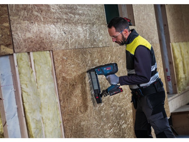 Akumulatorski spenjalnik za les Bosch Expert EXTH 18V-50 M, 0601482601