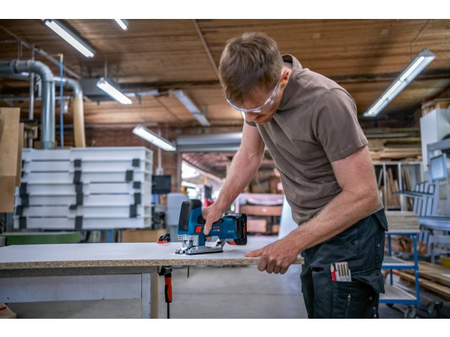 Akumulatorska vbodna žaga Bosch GST 18V-155 SC, 06015B00B0