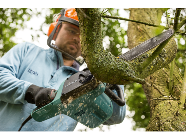 Električna verižna žaga Bosch UniversalChain 40, 1.800W, 400mm, 4.3kg, 06008B8402