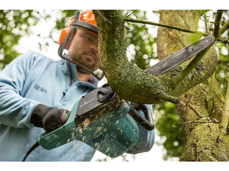 Električna verižna žaga Bosch UniversalChain 40, 1.800W, 400mm, 4.3kg, 06008B8402