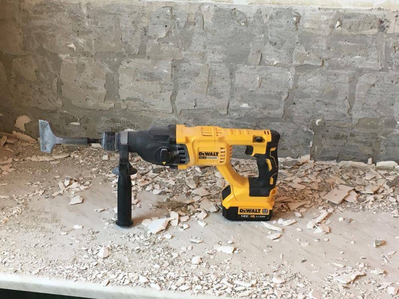 Akumulatorsko kombinirano udarno kladivo Dewalt DCH133M1 SDS Plus, 18V, 2.6J, 2.3kg