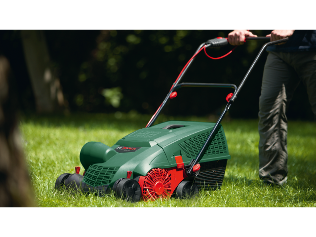 Prezračevalnik trate Bosch UniversalRake 900 v kartonu, 900W, 320mm, 50L, 10kg, 060088A001